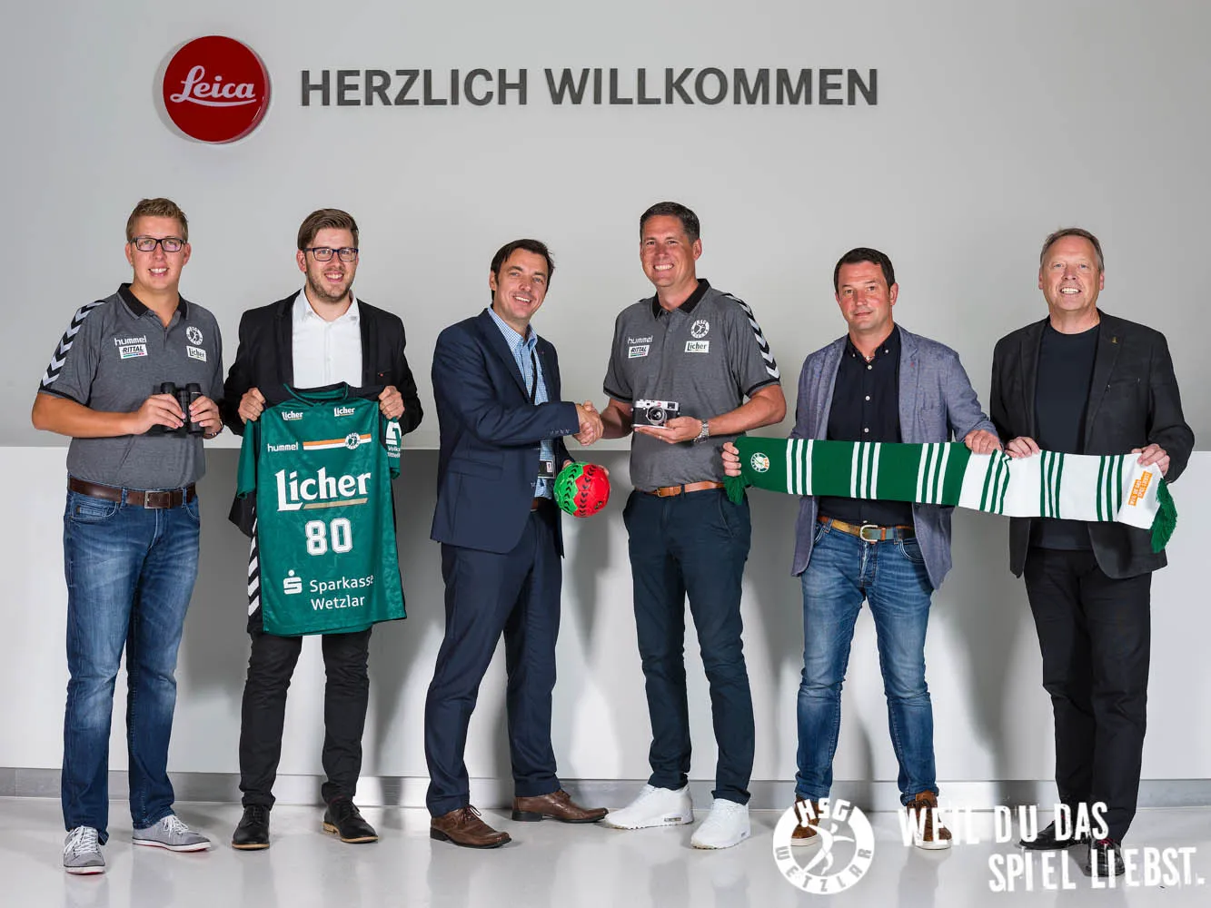 Freuen sich auf die Partnerschaft: v.l. Alexander Finke (Marketing- und Vertriebsleiter, HSG Wetzlar), Claus Leyser (Sales- und Marketing Leica Camera AG), Markus Limberger (Vorstandsmitglied COO Leica Camera AG), Björn Seipp (Geschäftsführer HSG Wetzlar), Falk Friedrich (Leiter Marketing und Vertrieb Deutschland Leica Camera AG), Udo Zell (Leiter der Leica Akademie). Quelle: Leica Camera AG, Oliver Vogler.